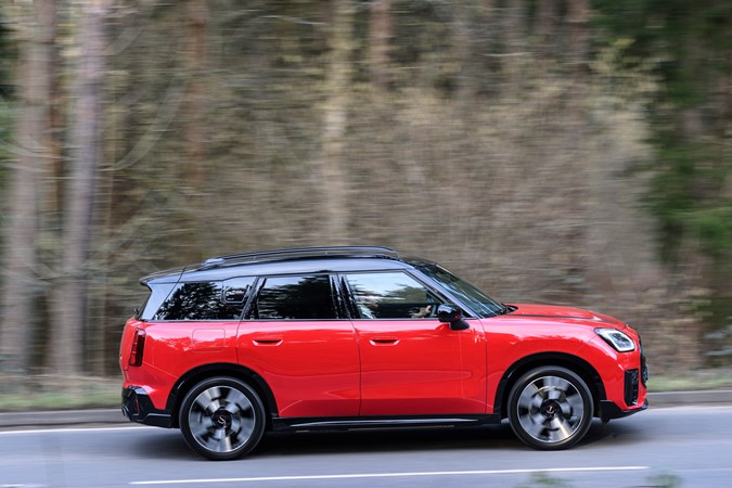 Mini Countryman Cooper SE in red, side profile