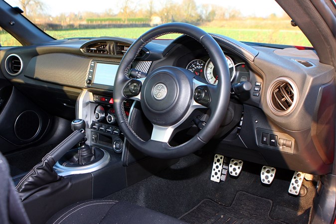Toyota GT86 equipment and interior