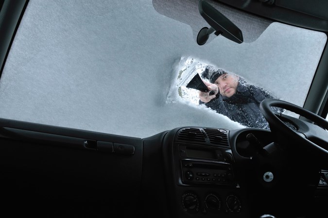 Snow-covered windscreen - How to clear your windscreen