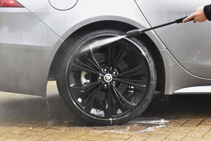 Washing a car wheel with the Karcher K2