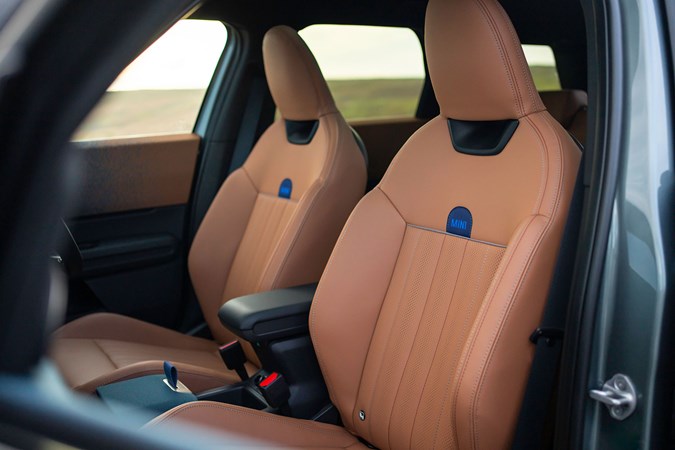 MINI Countryman 2025 front sports seats in tan