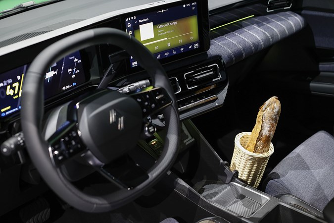 Renault 5 E-Tech Electric (2025): dashboard and infotainment system, complete with 3D-printed baguette holder