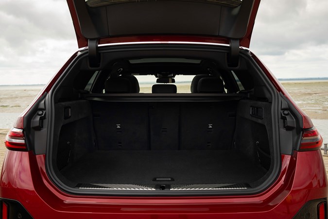 BMW i5 Touring: boot space, black upholstery