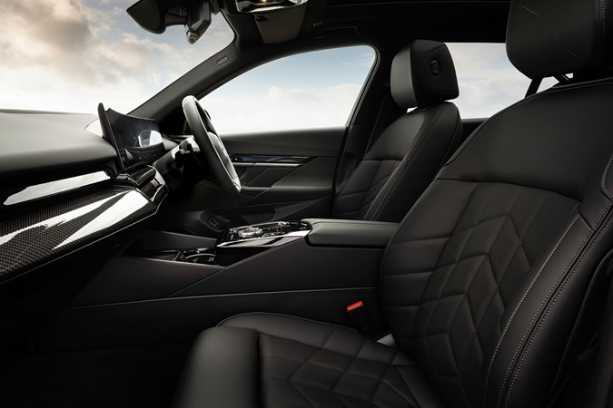 BMW i5 Touring: front seats, black leather upholstery