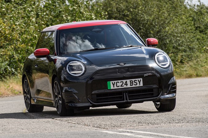 Mini Cooper SE (2024) front driving