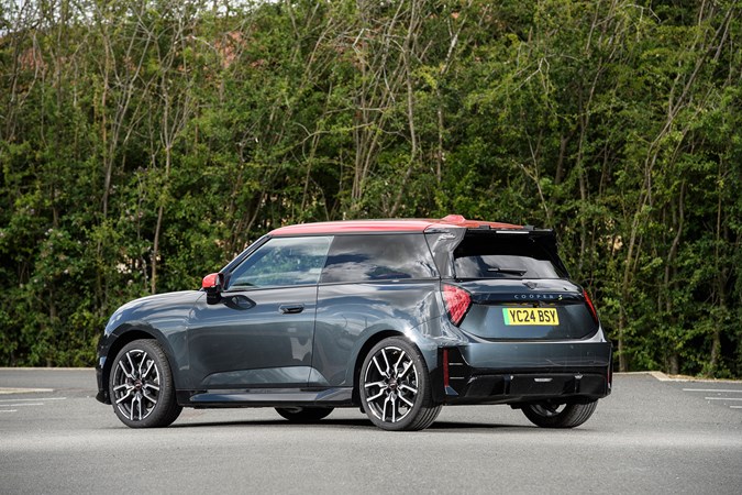 Mini Cooper SE (2024) rear static