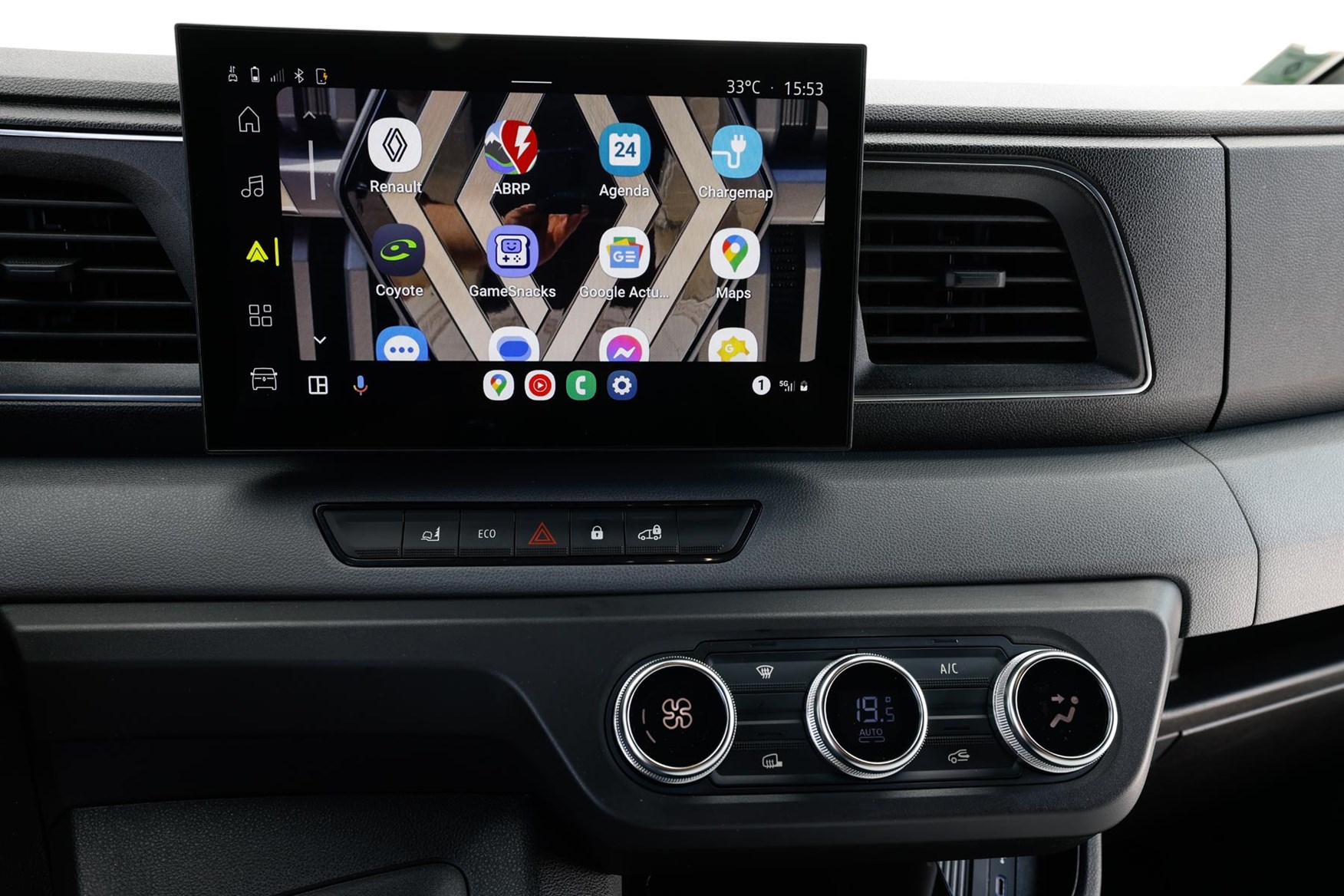 The screen on the dash is smart and easy to use.