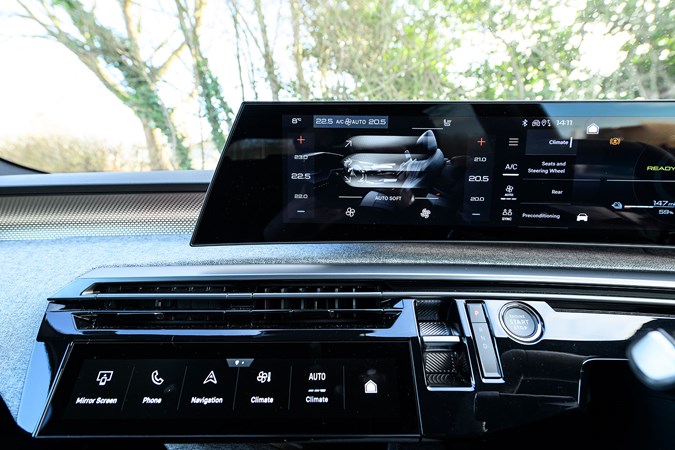 Peugeot E-5008 (2025) review: infotainment screen, climate controls