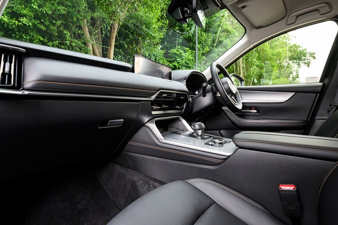 Mazda CX-80 long-term test - Exclusive-Line, front interior, low from passenger side