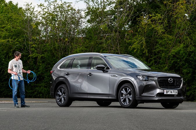 Mazda CX-80 long-term test - Exclusive-Line, Machine Grey, front, with cj hubbard holding charging cable
