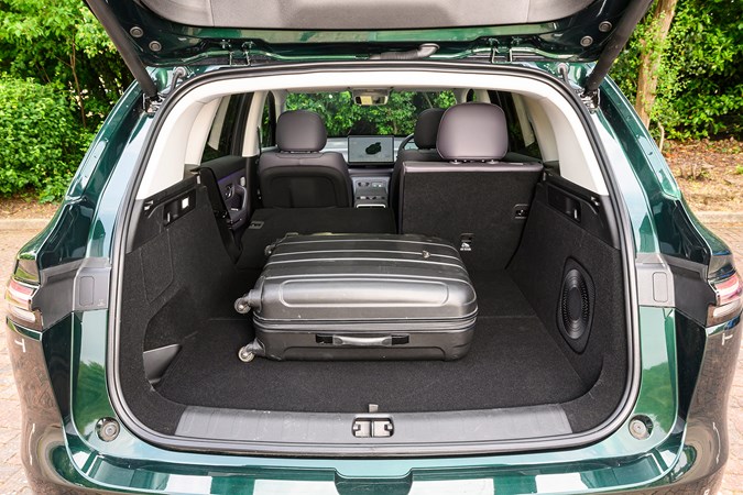 2025 Leapmotor C10: boot with suitcase in