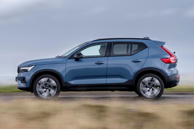Volvo XC40 blue dynamic side