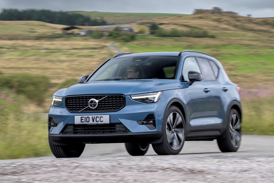 Volvo XC40 blue dynamic front