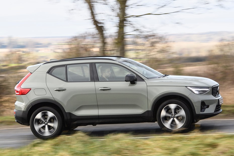 Volvo XC40 profile driving