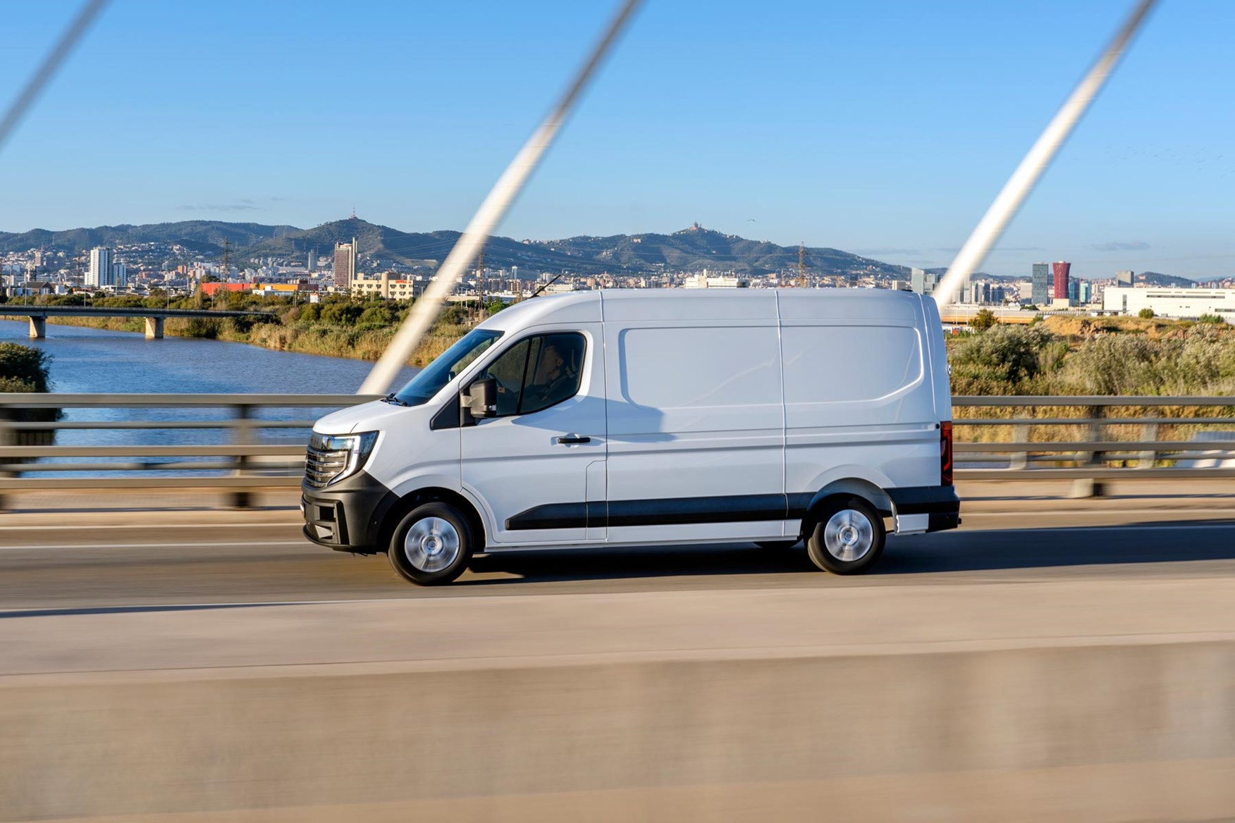 There are mercifully few driving modes and settings to deal with in the Nissan Interstar-e.