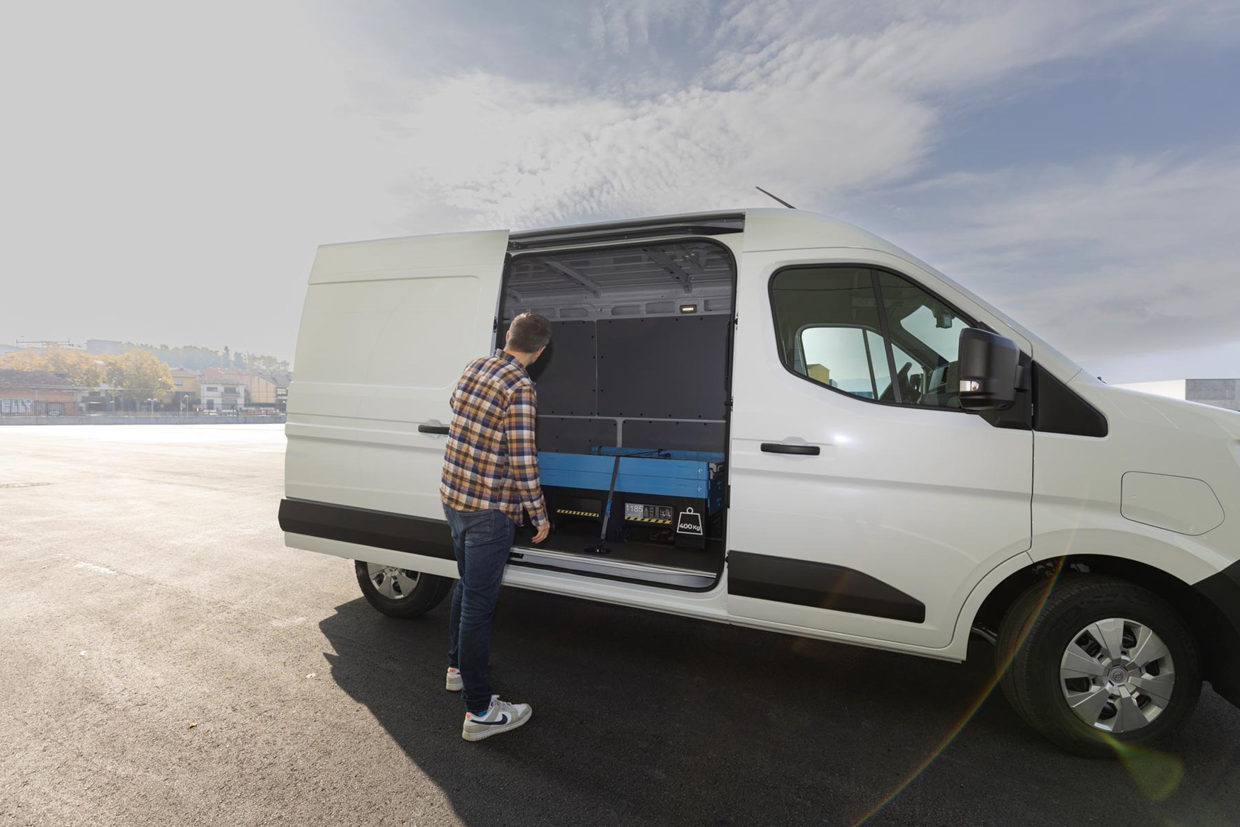 The side door is wide and allows for easy access to the back of the Nissan Interstar-e.