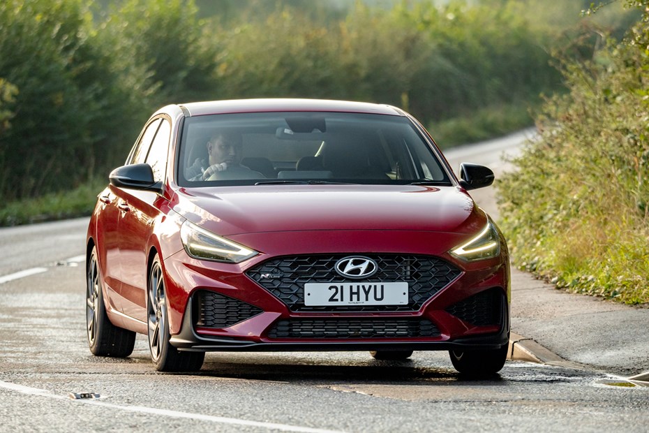 Hyundai i30 Fastback N-Line cornering