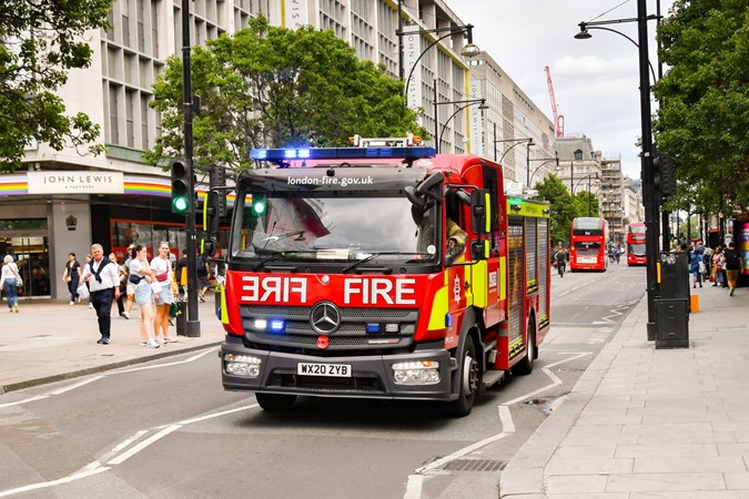 Image of a Mercedes Atego fire engine with lights flashing