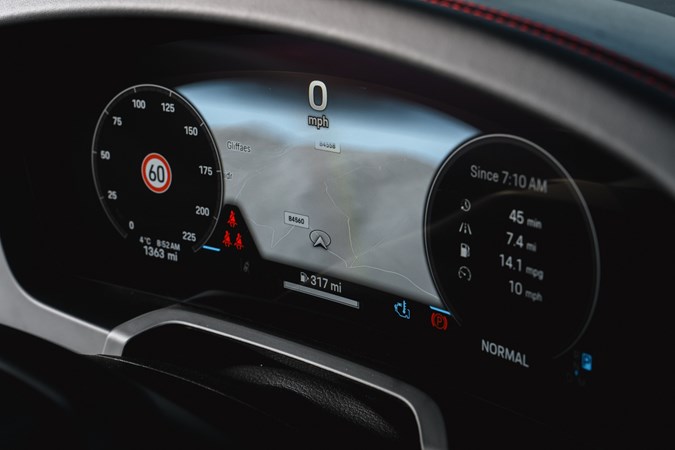 Porsche 911 GTS Cabriolet (2025): driver's display