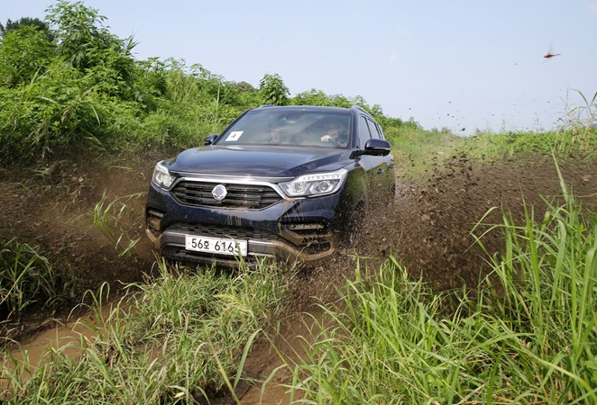 Ssangyong Rexton mud splash