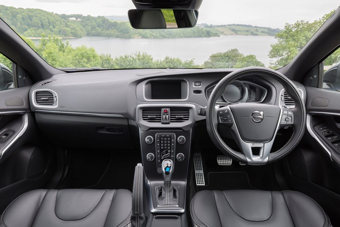 Volvo V40 2018 R-Design interior