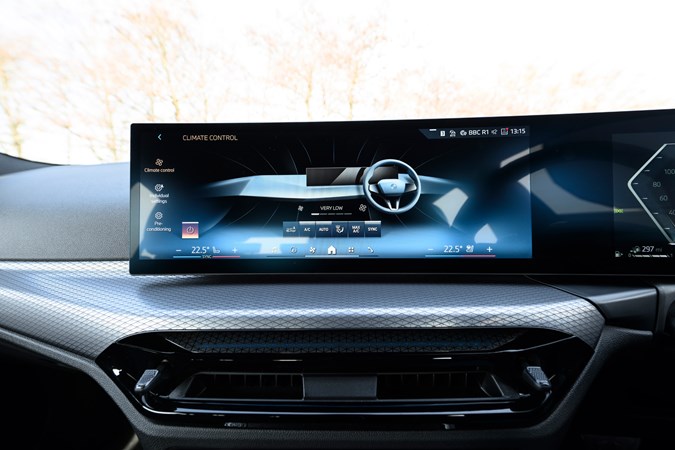 BMW 3 Series Touring 2025 touchscreen