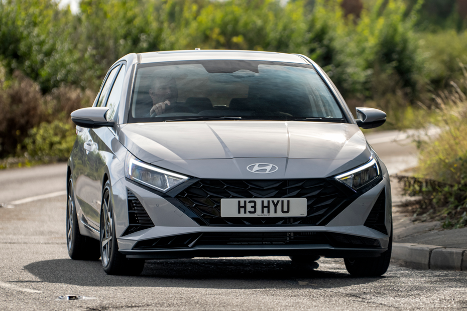 The Hyundai i20 is our leasing deal of the week, silver, moving, front three quarters | Parkers