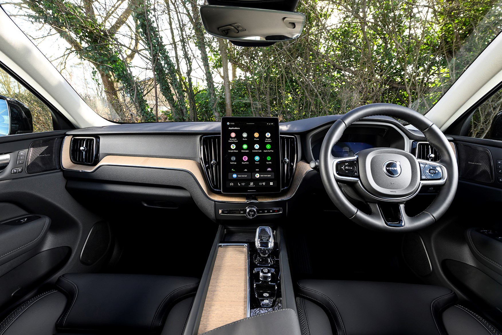 https://parkers-images.bauersecure.com/wp-images/409/main-interior/030-volvo-xc90-review.jpg