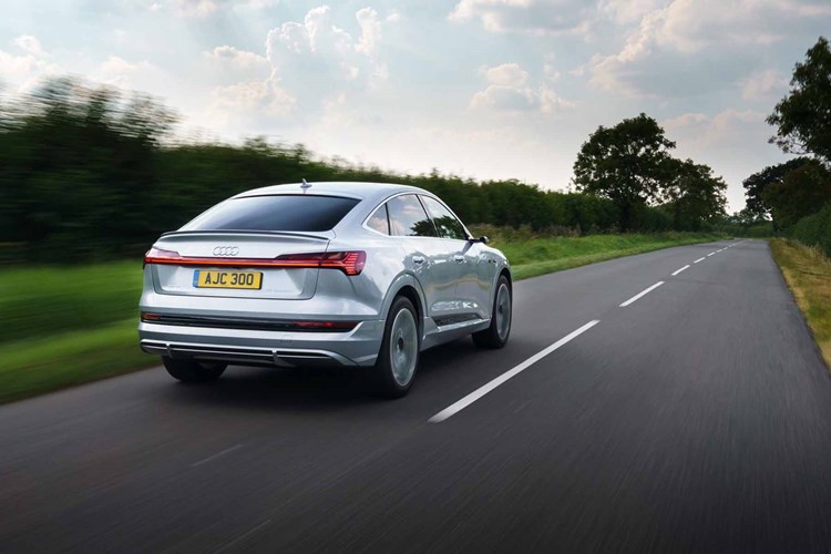 Audi e-Tron Sportback отслеживание движения сзади