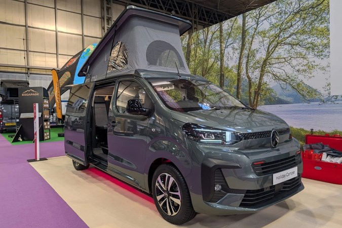 Image of the Citroen Holidays exterior, seen from the front right three-quarters, with the pop-top raised