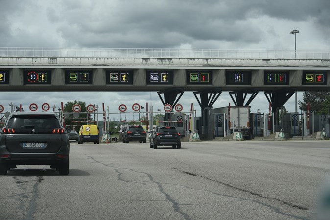 Image of cars going through a gare de peage in France