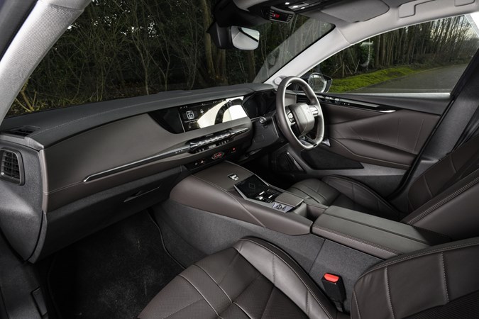 Image of the DS 4's front seats, viewed from the open passenger door