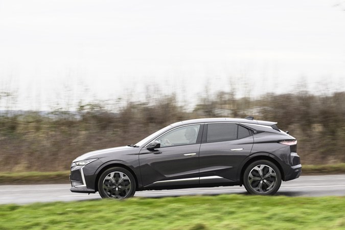 Image of the DS 4, in grey, viewed from the left side while driving