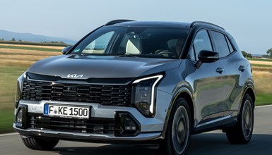 Kia Sportage review, silver, moving, front three quarters (2025)