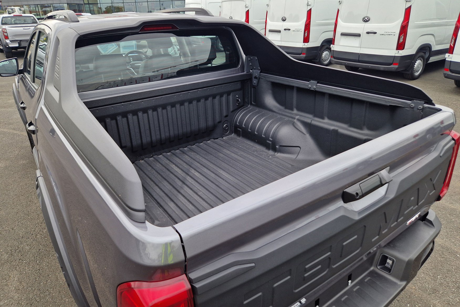 The T60 Max can carry a Euro pallet, but the sport bar seems flimsy.