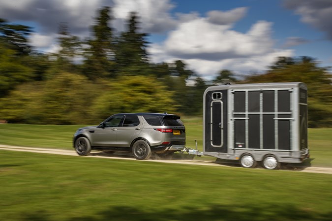 image of a Land Rover Discovery towing a horsebox