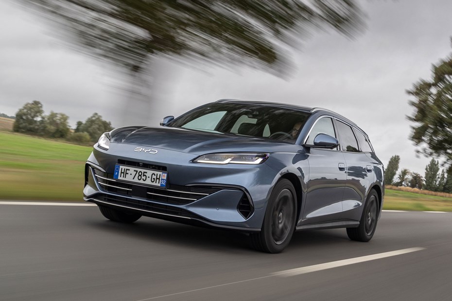 BYD Seal 6 DM-i (2025) review: front three quarter tracking