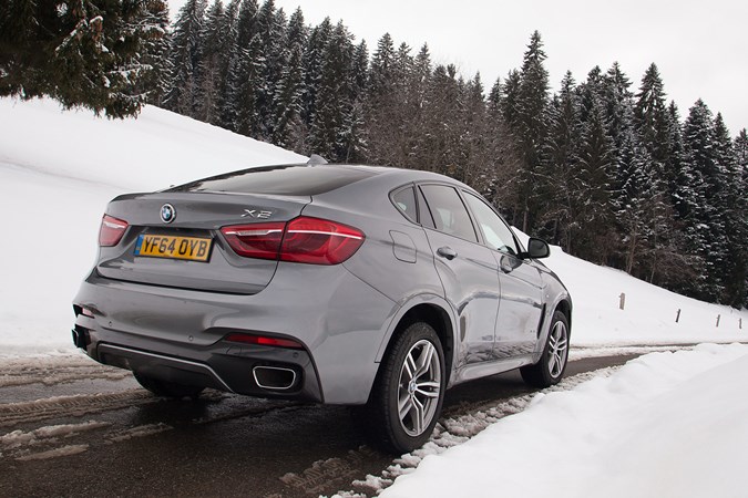 BMW X6 (2014) rear view, in the snow