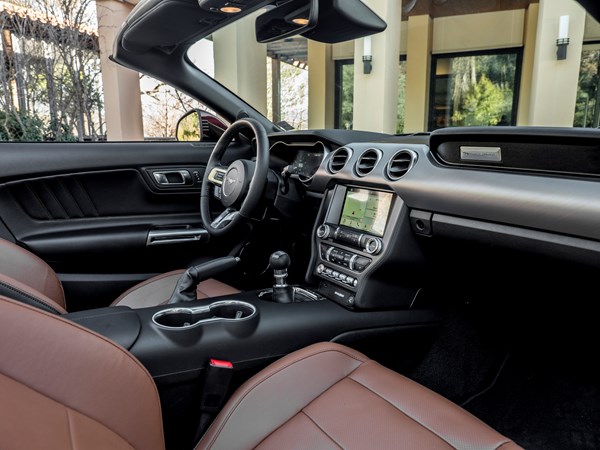 Ford Mustang Convertible facelift interior