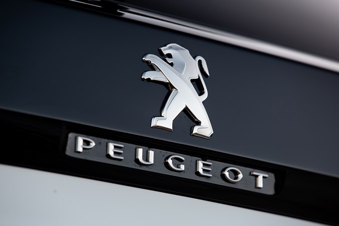 Peugeot 3008 Hybrid rear badge