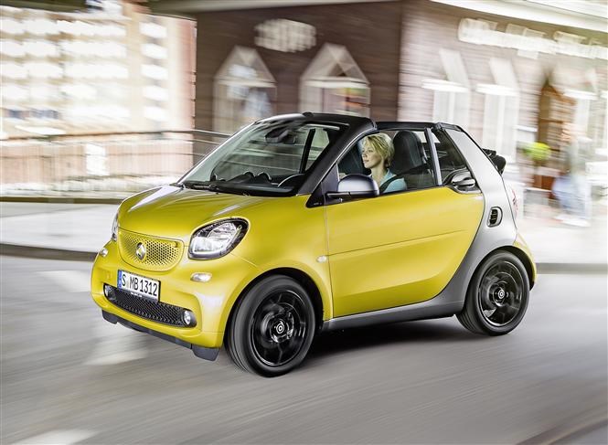 Smart ForTwo Cabrio driving front