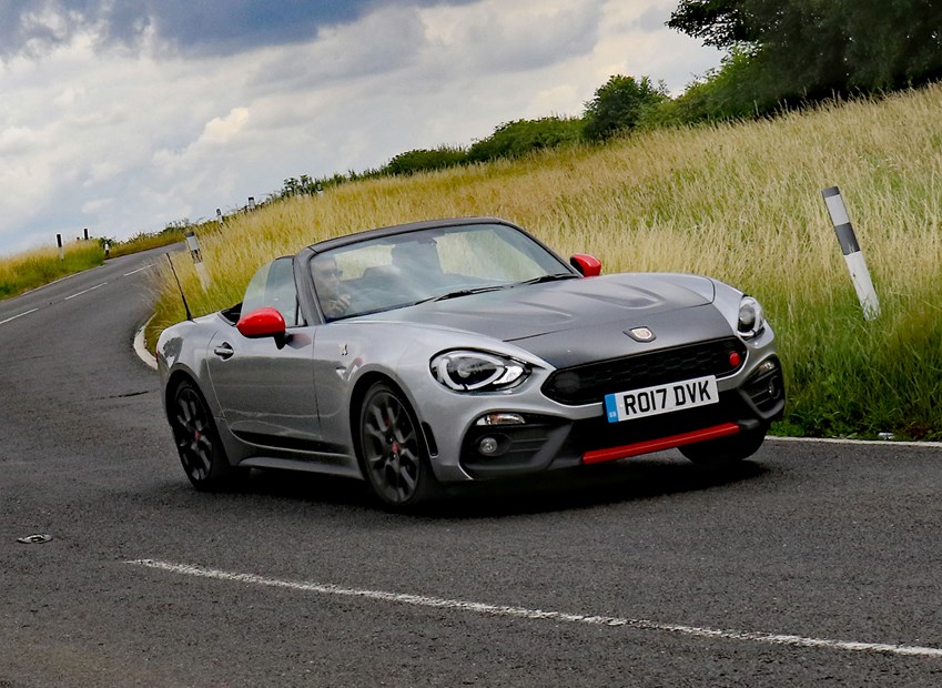 Abarth 2017 124 Spider driving