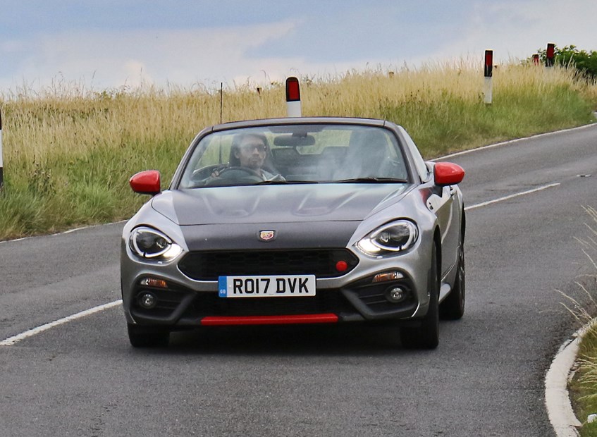 Abarth 2017 124 Spider driving