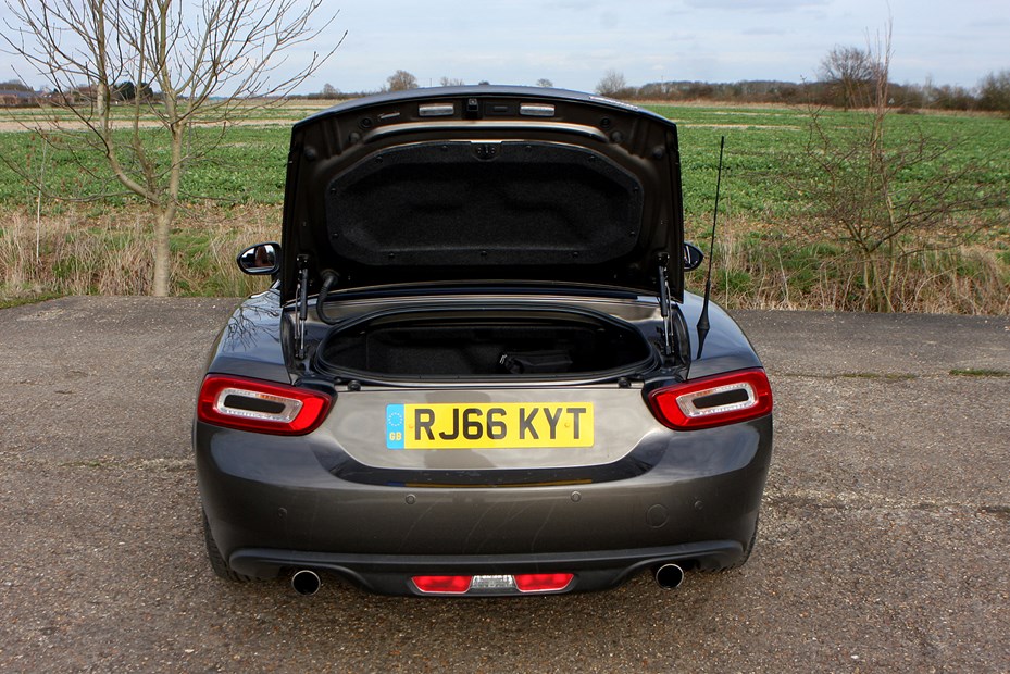 Fiat 124 Spider Convertible 2017 boot/load space