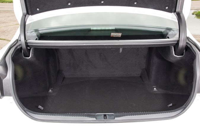 Lexus GS (2018) luggage compartment