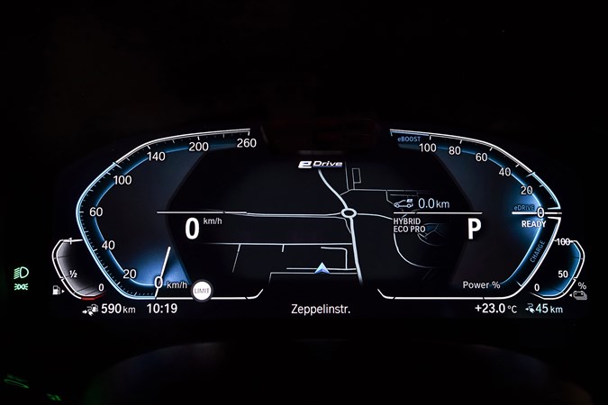 BMW 545e xDrive instrument panel 2020